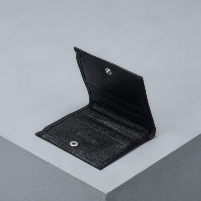 جا کارتی چرم اصل و طبیعی مشکی بزی نمای داخل جا کارتی برند چرم حقی