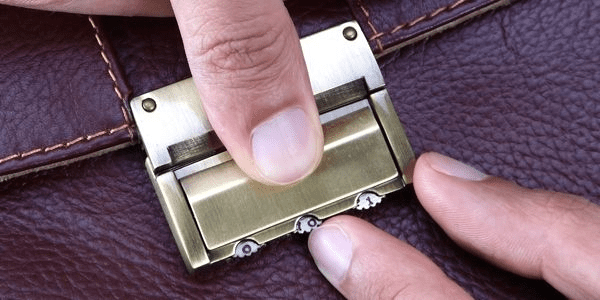 عوض کردن رمز قفل کیف چرم