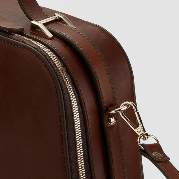 کیف دستی و دوشی زنانه چرم طبیعی مدل کیسی ذوذنقه رنگ قهوه‌ای