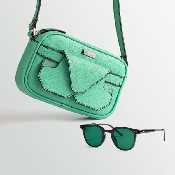 کیف زنانه دوشی چرم طبیعی و کاور عینک سبز نمای جلوی کیف رودوشی