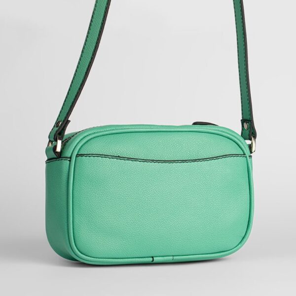 کیف زنانه دوشی چرم طبیعی و کاور عینک سبز نمای پشت کیف