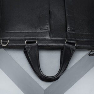 کیف مردانه چرم اصل و طبیعی مشکی الگانت فوق باریک با بند دوشی و دستی بهمراه ساک دستی نمای دسته کیف برند چرم حقی