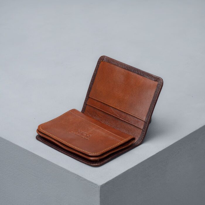 جاکارتی چرم اصل قهوه ای گاوی نمای داخل جاکارتی دکمه دار برند چرم حقی