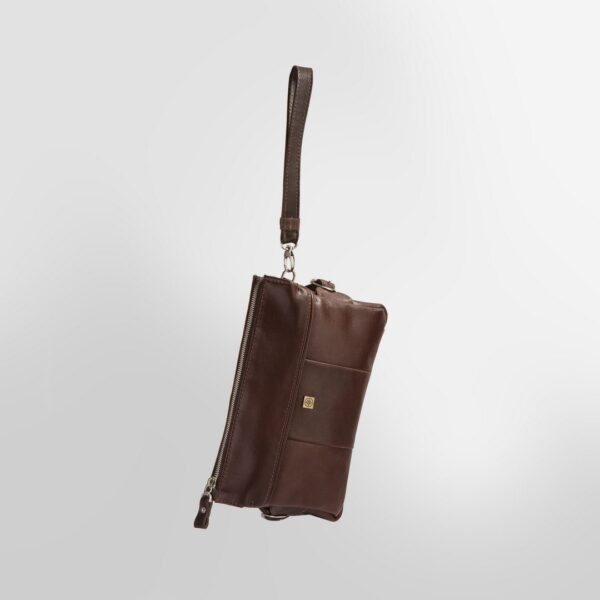 کیف پاسپورتی چرم مردانه رنگ قهوه ایی نمایش اندازه کامل کیف مچی