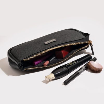 کیف لوارم آرایشی چرم با فضای مناسب برای حمل لوازم آرایش