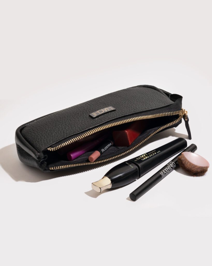 کیف لوارم آرایشی چرم با فضای مناسب برای حمل لوازم آرایش