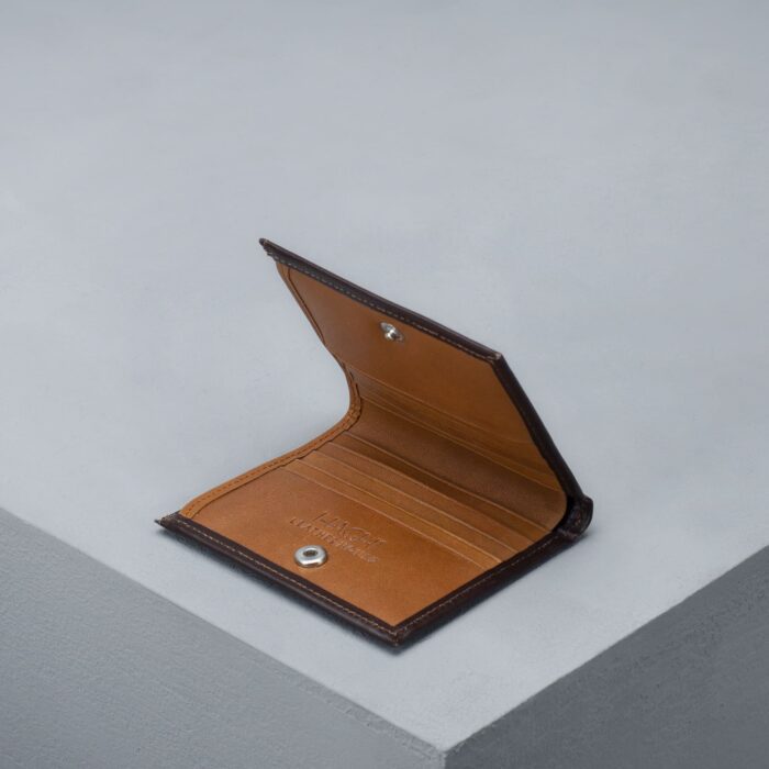 جاکارتی چرم عسلی و قهوه ای نمای داخل جاکارتی دکمه دار برند چرم حقی