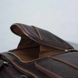 کیف مردانه اداری و مهندسی چرم اصل و طبیعی رنگ قهوه ای نمای بغل کیف چرم و جیب ها برند چرم حقی