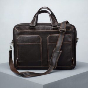 کیف مردانه اداری و مهندسی چرم اصل و طبیعی رنگ قهوه ای نمای جلو کیف چرم با بند بلند برند چرم حقی