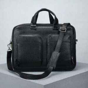 کیف مردانه اداری و مهندسی چرم اصل و طبیعی رنگ قهوه ای نمای جلوی کیف چرم با بند بلند برند چرم حقی