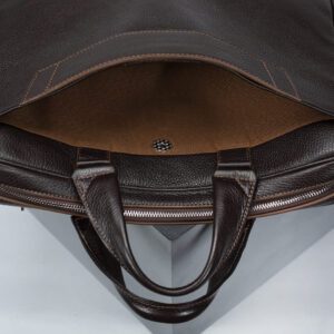 کیف مردانه اداری و مهندسی چرم اصل و طبیعی رنگ قهوه ای نمای جلوی کیف چرم برند چرم حقی
