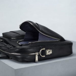 کیف مردانه اداری و مهندسی چرم اصل و طبیعی رنگ قهوه ای نمای داخل جیب جلوی کیف چرم برند چرم حقی