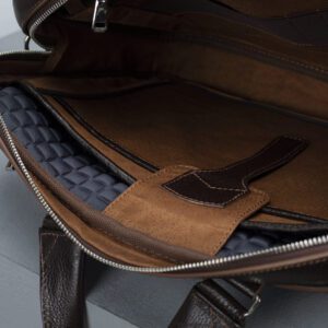 کیف مردانه اداری و مهندسی چرم اصل و طبیعی رنگ قهوه ای نمای داخل کیف چرم با جزییات کامل برند چرم حقی