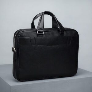 کیف مردانه اداری و مهندسی چرم اصل و طبیعی رنگ قهوه ای نمای پشت کیف چرم با بند بلند برند چرم حقی