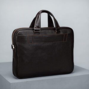کیف مردانه اداری و مهندسی چرم اصل و طبیعی رنگ قهوه ای نمای پشت کیف چرم برند چرم حقی