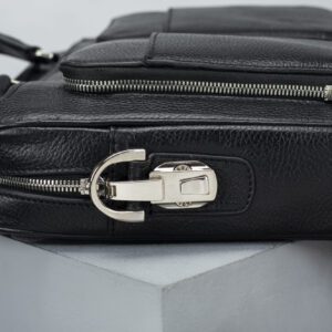 کیف مردانه اداری و مهندسی چرم اصل و طبیعی رنگ قهوه ای نمای کنار و ضخامت کیف برند چرم حقی