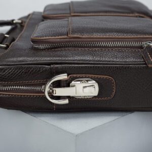 کیف مردانه اداری و مهندسی چرم اصل و طبیعی رنگ قهوه ای نمای کنار و ضخامت کیف چرم برند چرم حقی