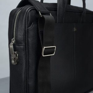کیف چرم مردانه اصل و طبیعی رنگ مشکی مدل اداری و مهندسی نمای نزدیک کیف دستی برند چرم حقی