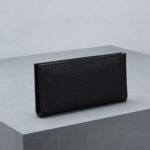 کیف کتی چرمی مردانه اصل و طبیعی رنگ مشکی نمای جلوی کیف پول چرمی برند چرم حقی