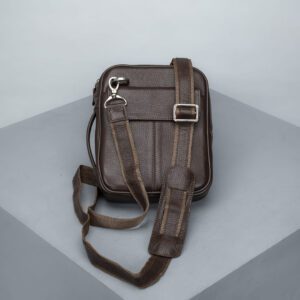 کیف کراس بادی مدل یک طرفه و کج سایز کوچک زنانه و مردانه مدل دستی چرم اصل و طبیعی قهوه ای نمای بند بنلند کیف چرمی برند چرم حقی
