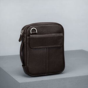 کیف کراس بادی مدل یک طرفه و کج سایز کوچک زنانه و مردانه مدل دستی چرم اصل و طبیعی قهوه ای نمای جلوی کیف چرمی برند چرم حقی