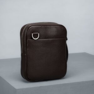 کیف کراس بادی مدل یک طرفه و کج سایز کوچک زنانه و مردانه مدل دستی چرم اصل و طبیعی قهوه ای نمای پشت کیف چرمی برند چرم حقی